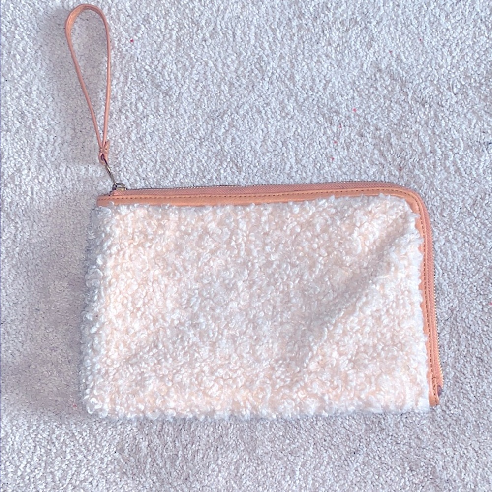Universal Thread furry clutch